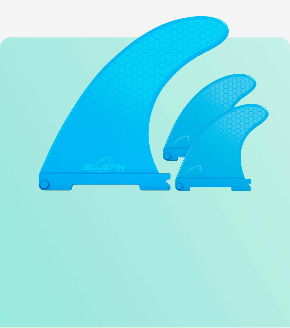 Three blue SUP fins in varying sizes with a honeycomb pattern on a light green background.